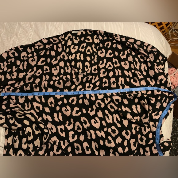 Caramela Large oversized leopard boxy V Neck lightweight dressy blouse - Picture 4 of 5